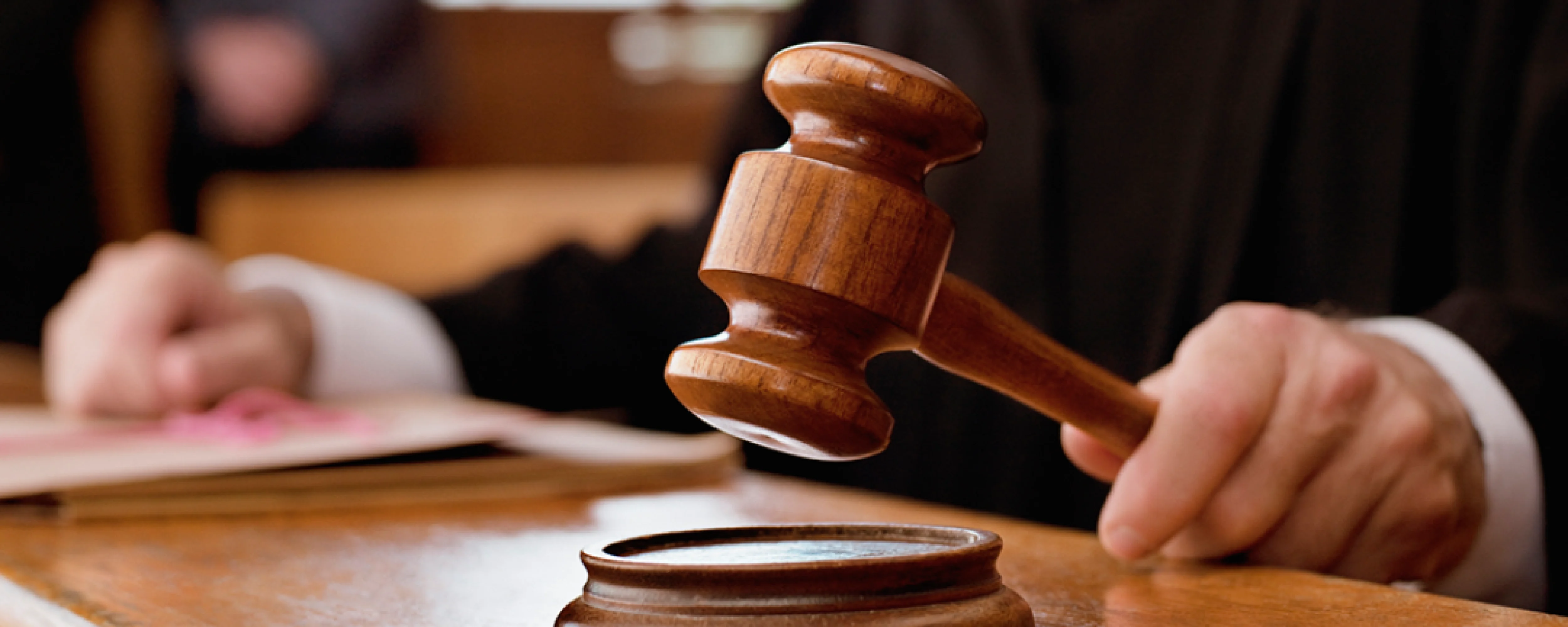 por-que-os-juc3adzes-usam-martelo-no-tribunal